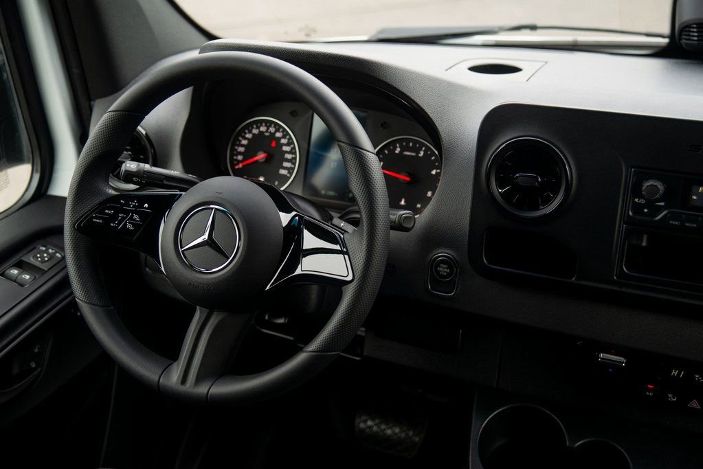Used 2025 Mercedes-Benz Sprinter 2500 image 39