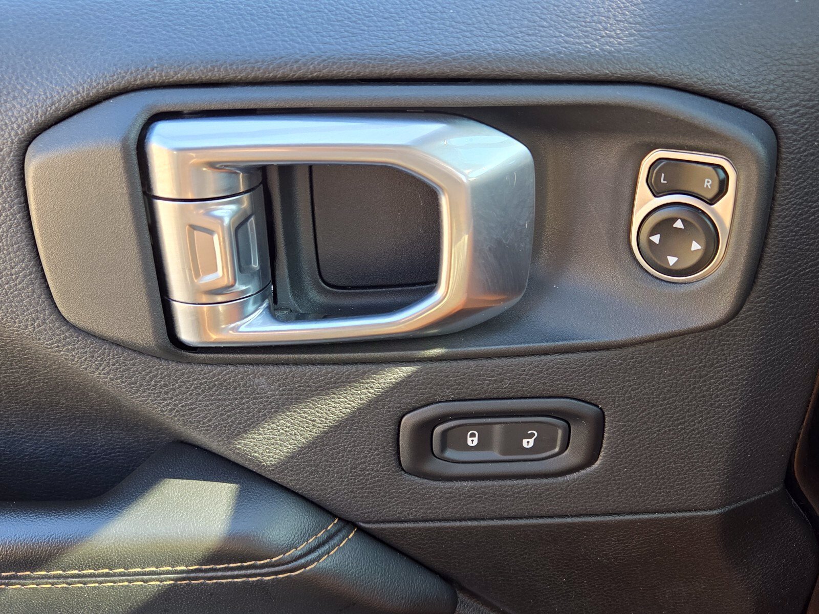 Used 2024 Jeep Wrangler Unlimited Sahara AWD/4WD image 31