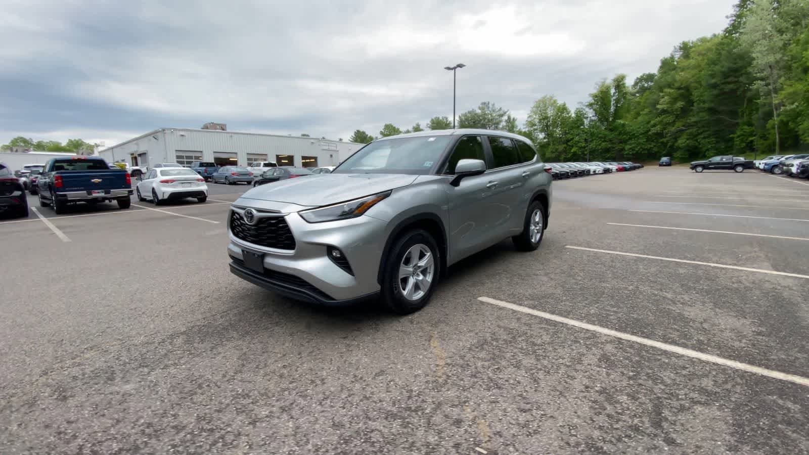 Used 2023 Toyota Highlander LE AWD/4WD image 4