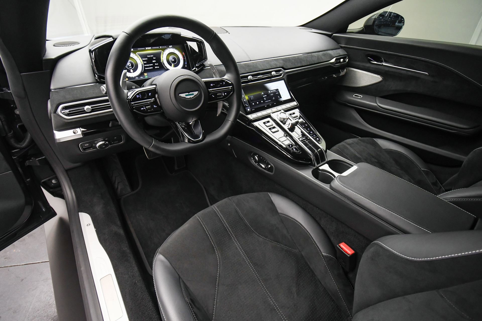 Used 2025 Aston Martin V8 Vantage Coupe image 12