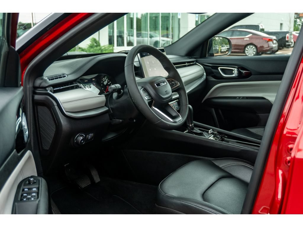 Used 2025 Jeep Compass Limited AWD/4WD image 11