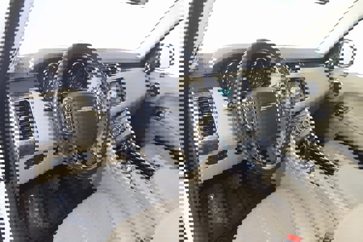 Used 2016 Land Rover Range Rover Sport SE image 26