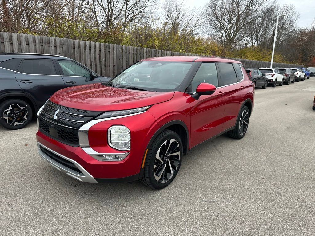 Used 2024 Mitsubishi Outlander SE image 3