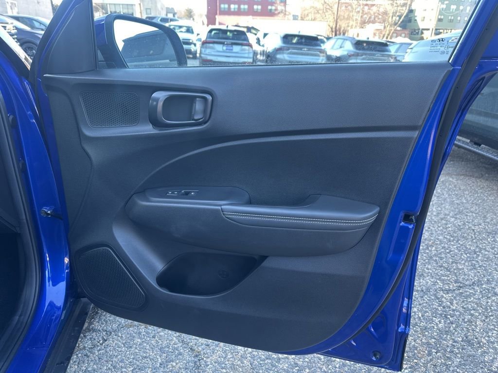 Used 2025 Hyundai Venue Limited image 23