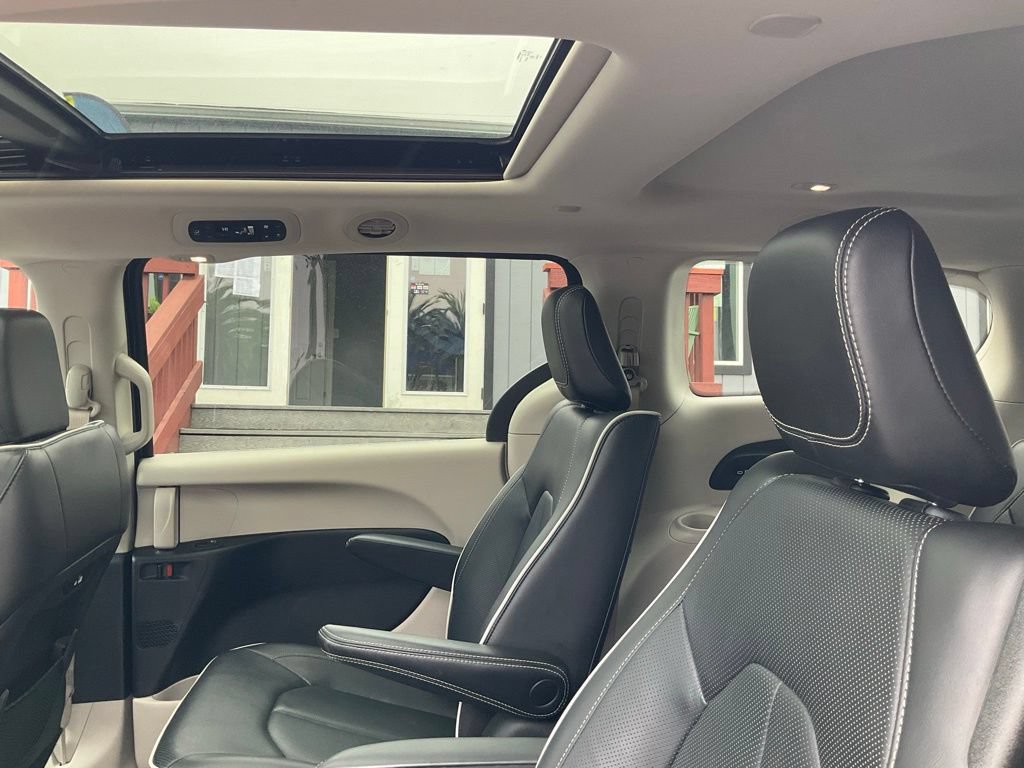 Used 2023 Chrysler Pacifica Limited FWD image 29