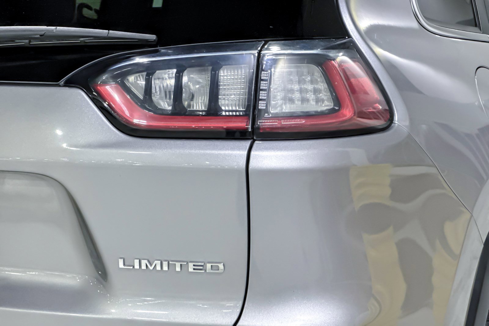 Used 2019 Jeep Cherokee Limited FWD image 12
