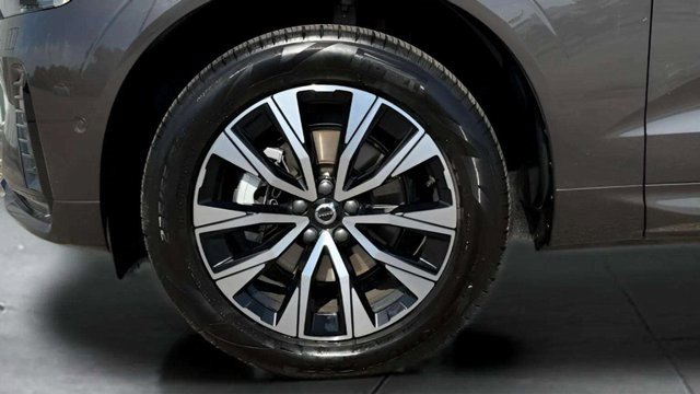 Used 2025 Volvo XC60 B5 Plus image 13