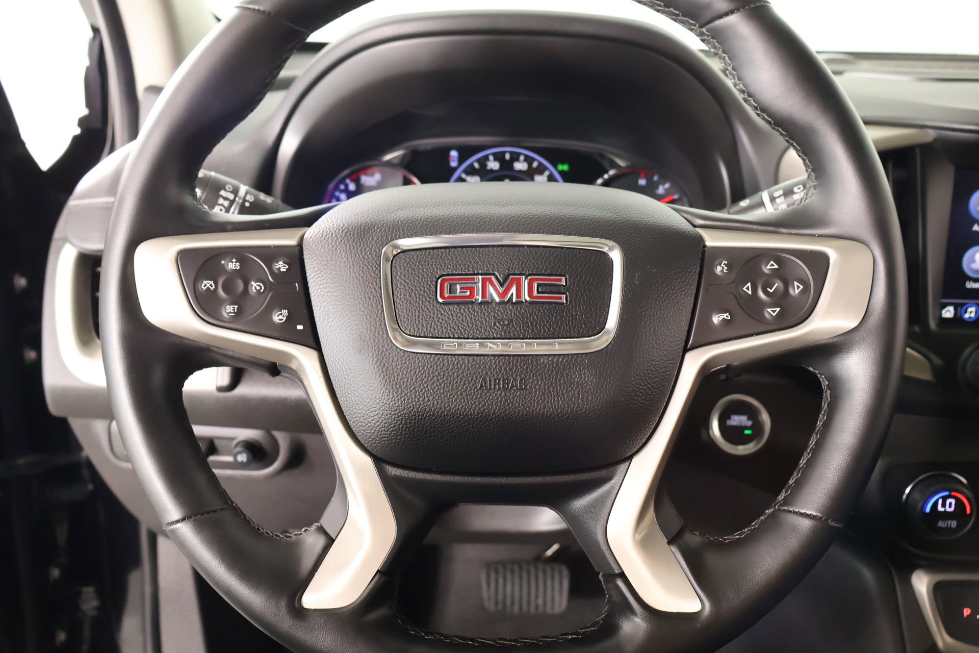 Used 2024 GMC Terrain Denali w/ Denali Premium Package AWD/4WD image 3