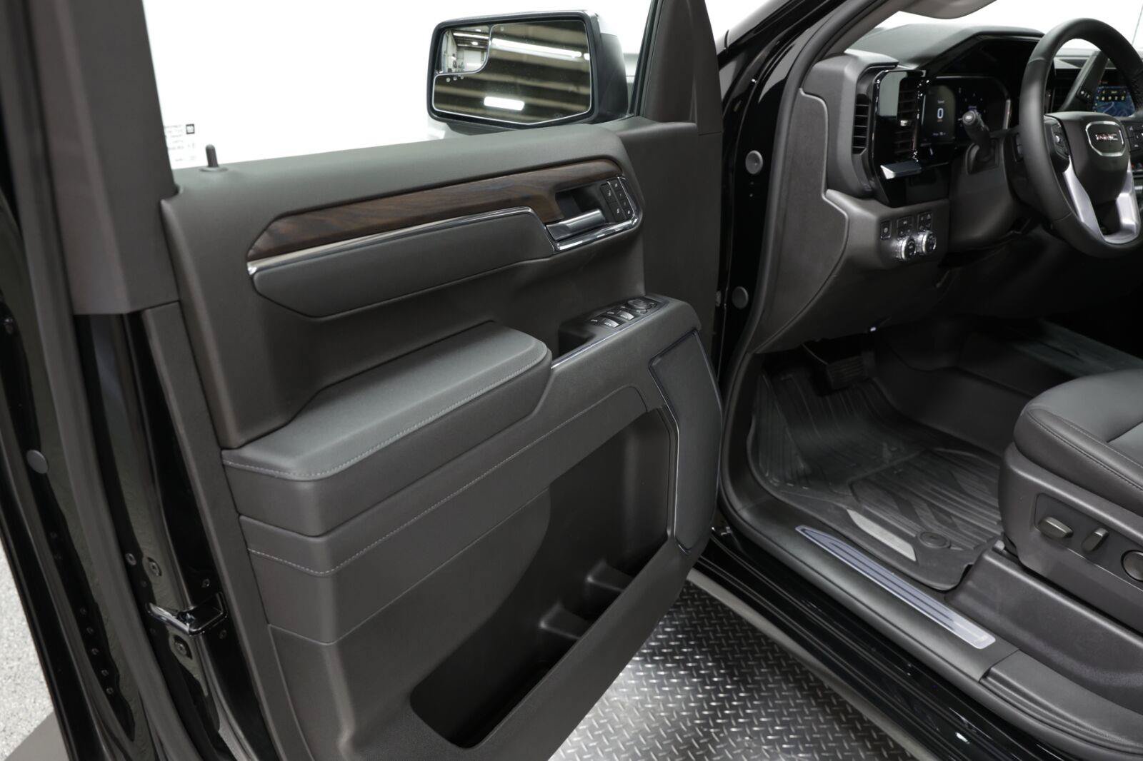 New 2026 GMC Sierra 1500 SLT AWD/4WD image 29