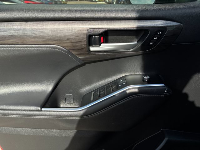 Used 2020 Toyota Highlander Limited FWD image 12