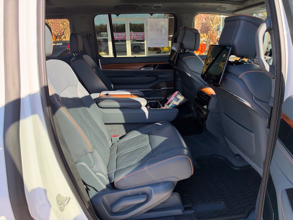 Used 2024 Jeep Grand Wagoneer Series III w/ Rear Seat Video Group 1 AWD/4WD image 59