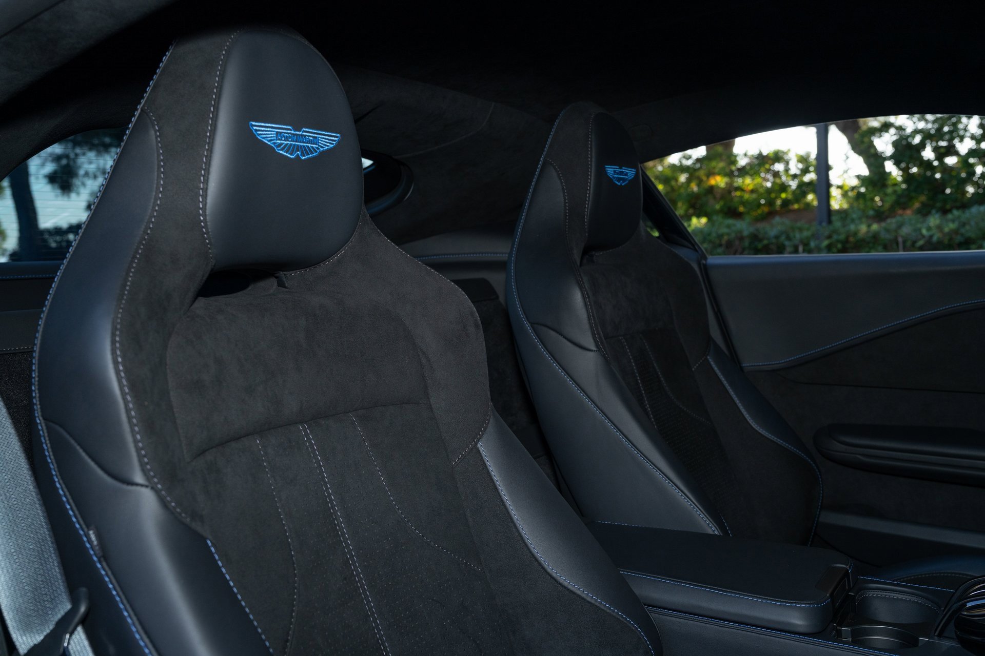 Used 2025 Aston Martin V8 Vantage Coupe image 17