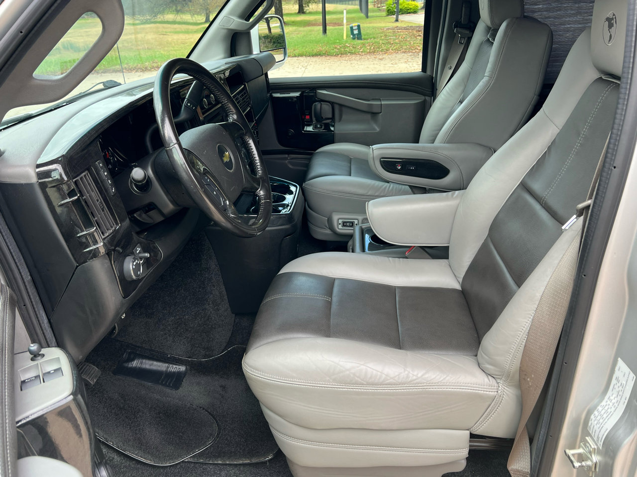 Used 2018 Chevrolet Express 2500 w/ Enhanced Convenience Package image 16