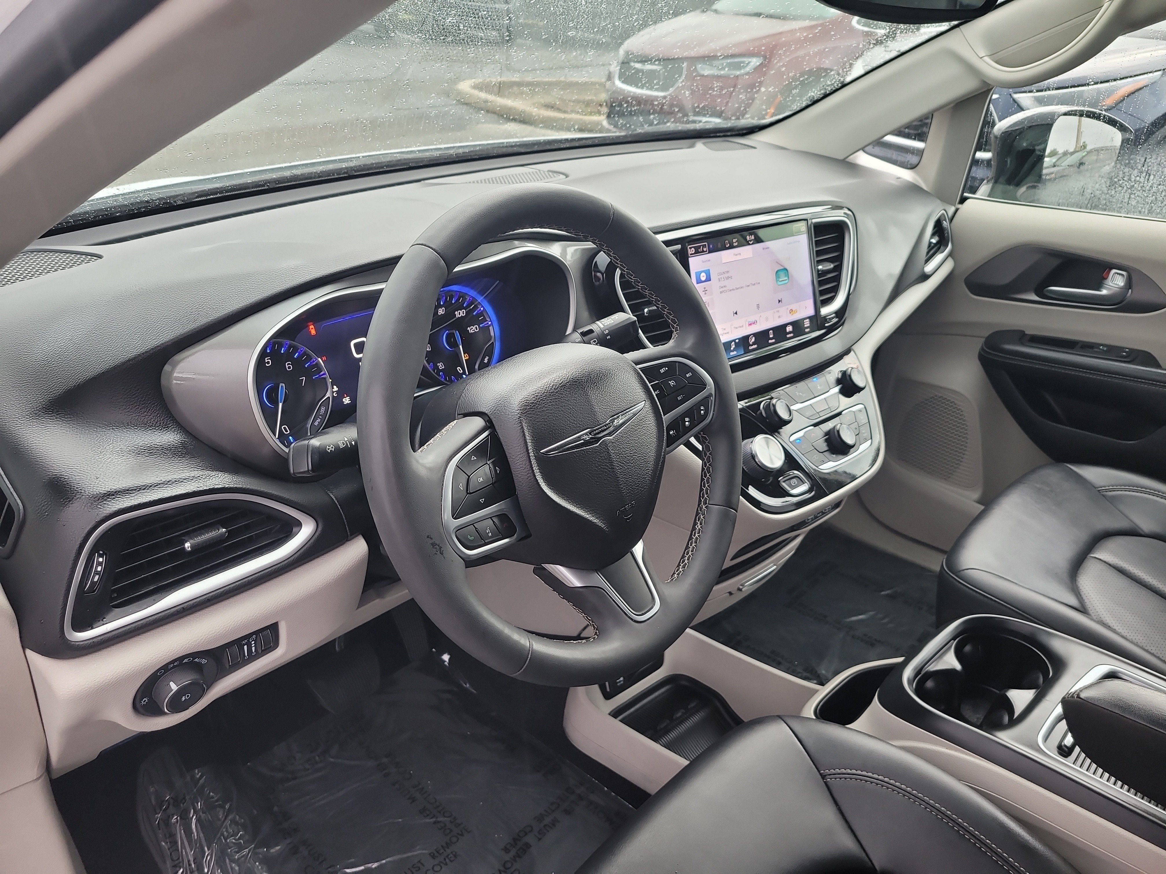 Used 2024 Chrysler Pacifica Touring-L FWD image 18