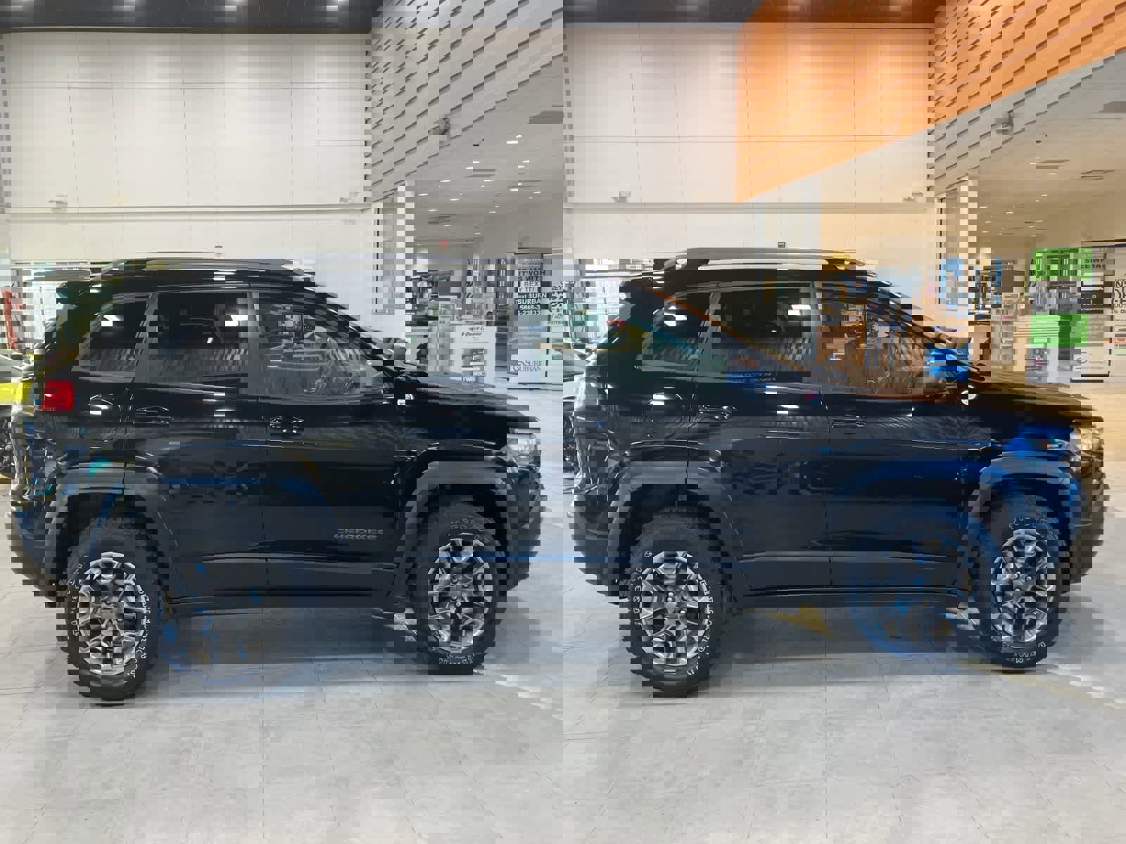 Used 2019 Jeep Cherokee Trailhawk w/ Cold Weather Group image 4