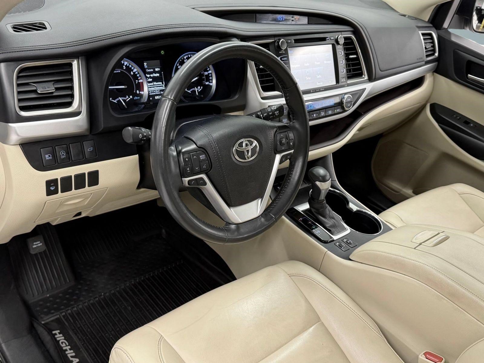 Used 2019 Toyota Highlander XLE AWD/4WD image 3