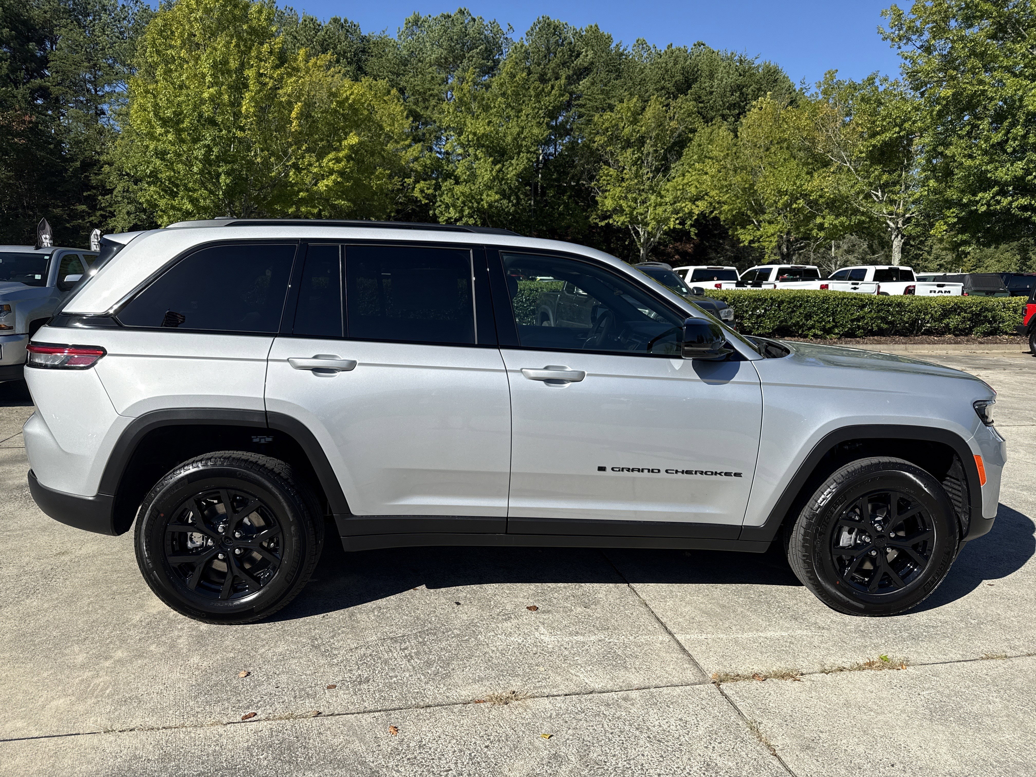 New 2025 Jeep Grand Cherokee Altitude image 8