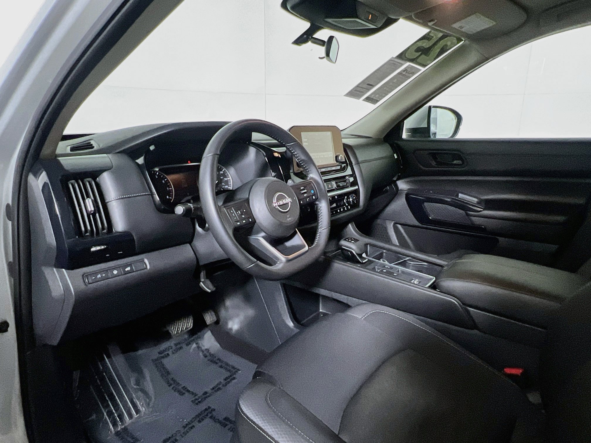 Used 2025 Nissan Pathfinder SV FWD image 30