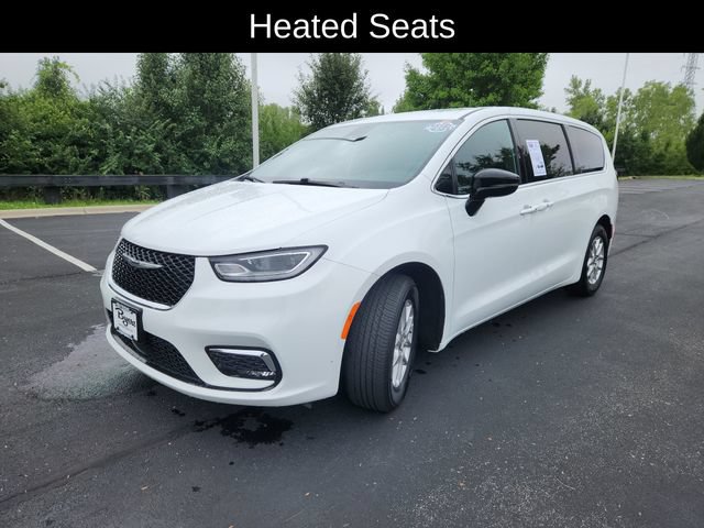 Used 2025 Chrysler Pacifica Select FWD image 3
