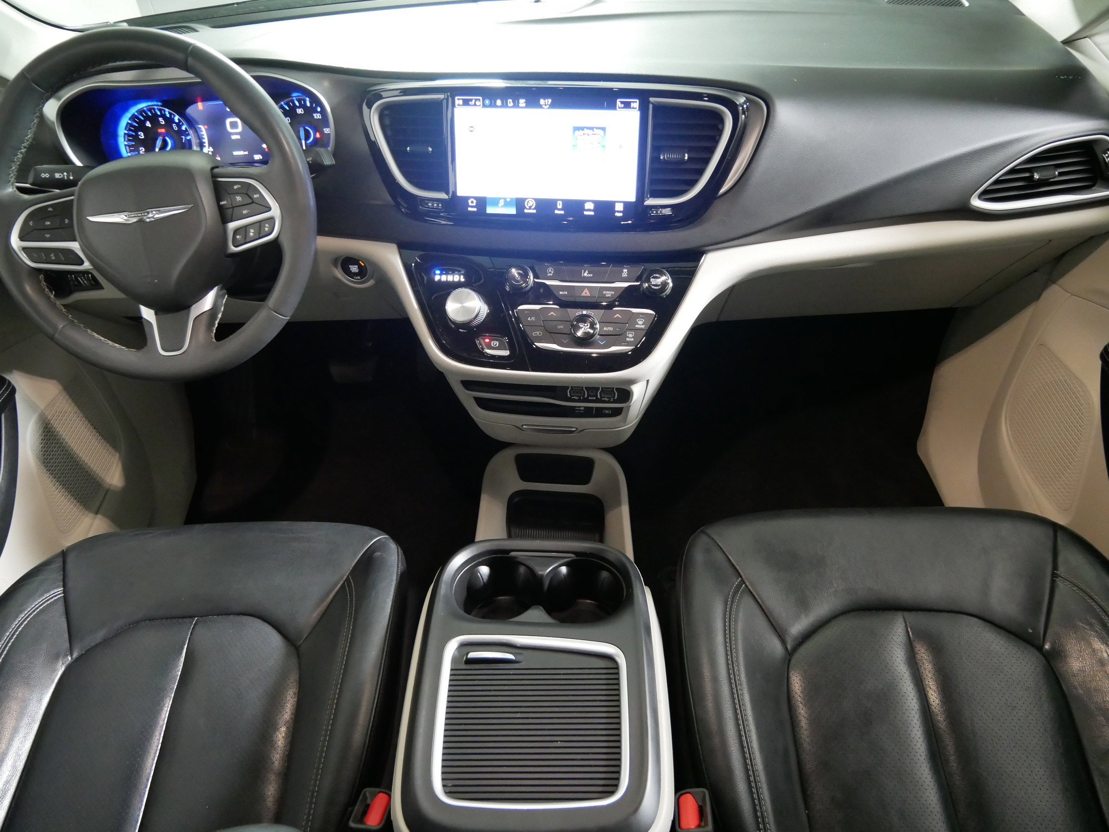 Used 2022 Chrysler Pacifica Touring-L image 10