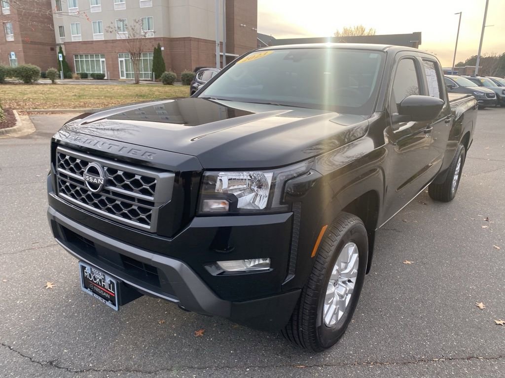 Used 2023 Nissan Frontier SV image 3