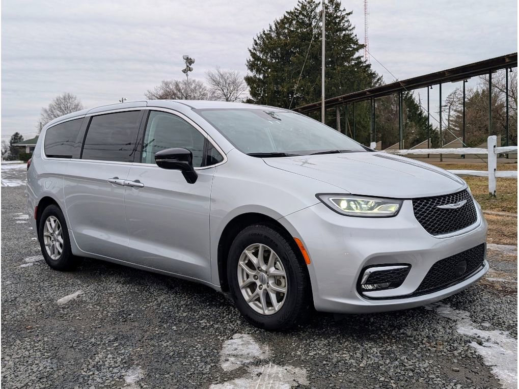 Used 2024 Chrysler Pacifica Touring-L image 3