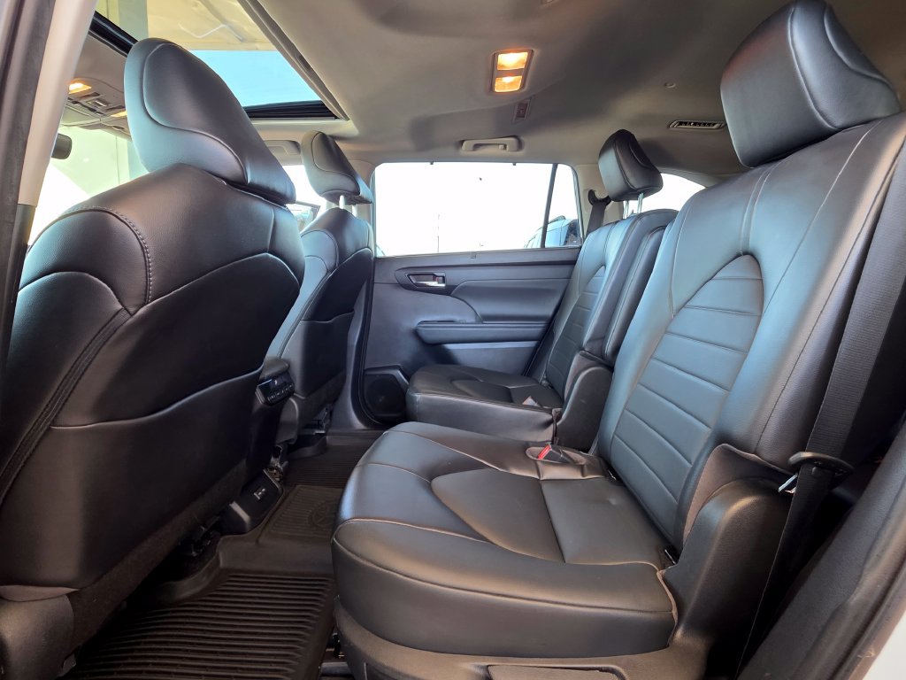 Used 2022 Toyota Highlander XLE AWD/4WD image 21