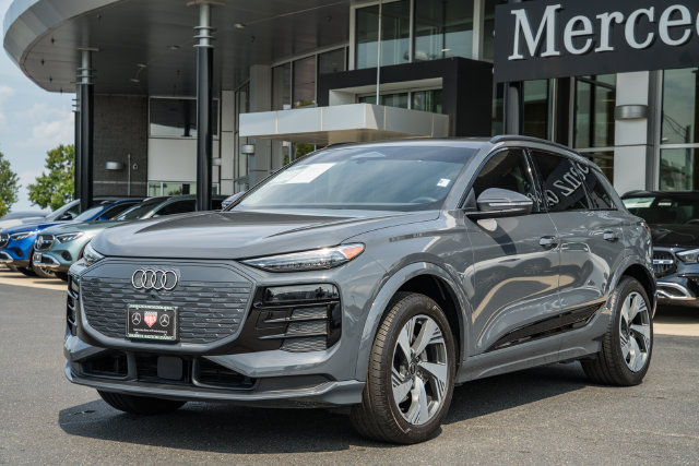 Used 2025 Audi Q6 e-tron Premium Plus w/ Premium Plus AWD/4WD image 3