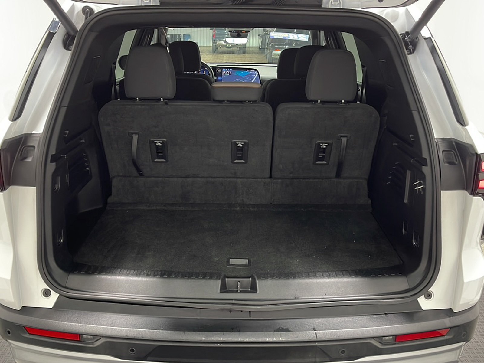 Used 2026 Chevrolet Traverse LT w/ Driver Confidence Package FWD image 19