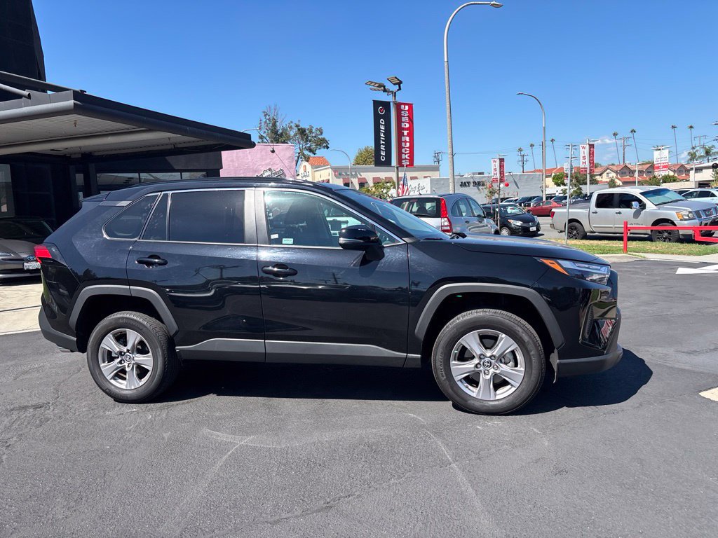 Used 2025 Toyota RAV4 XLE w/ Convenience Package FWD image 4