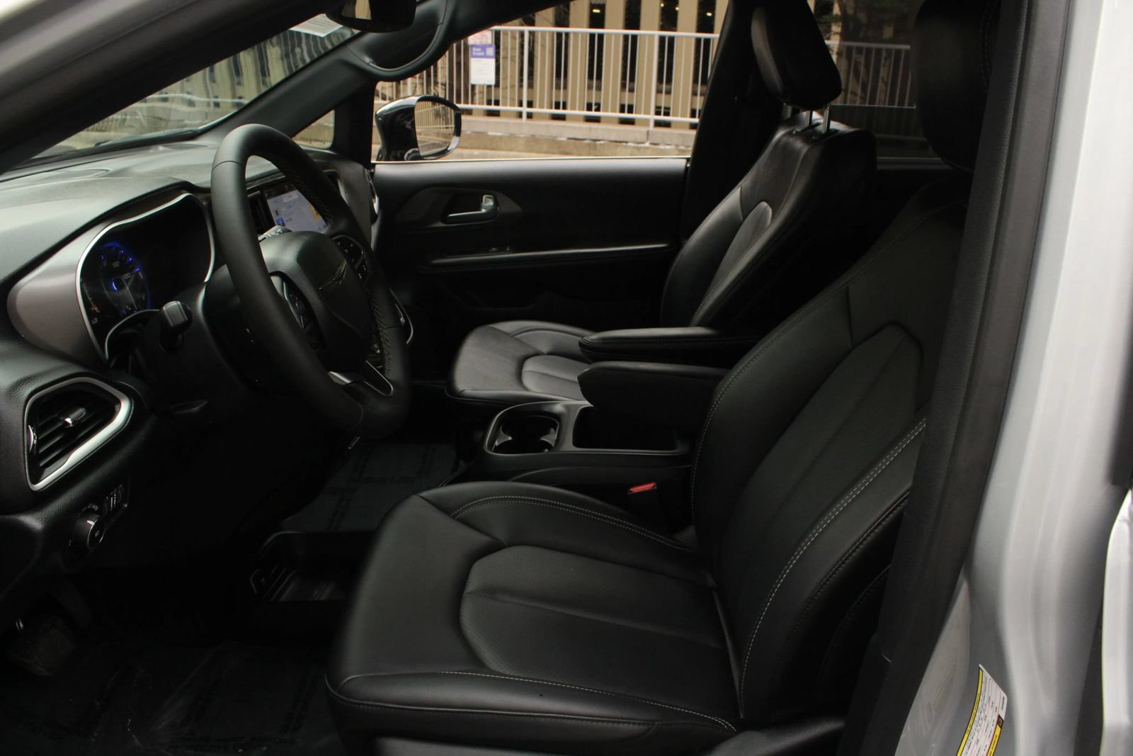 Used 2026 Chrysler Pacifica Select FWD image 14