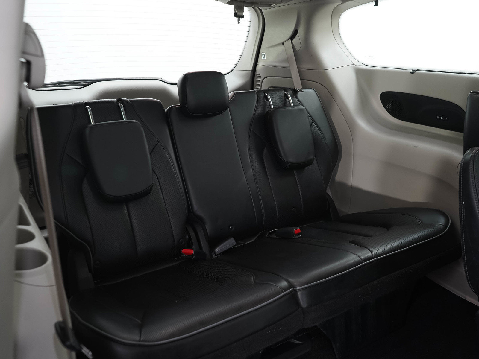 Used 2017 Chrysler Pacifica Limited w/ UConnect Theater Package FWD image 16