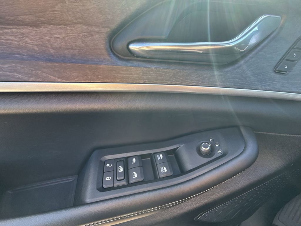 Used 2025 Jeep Grand Cherokee Limited image 30