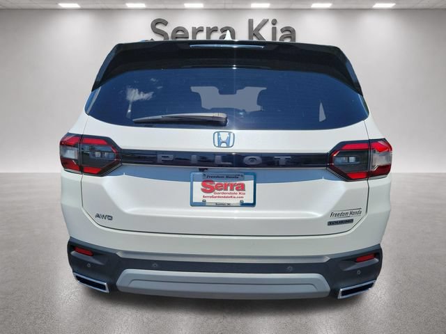 Used 2025 Honda Pilot Touring image 4