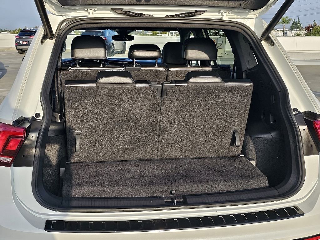 Used 2024 Volkswagen Tiguan SE R-Line image 11