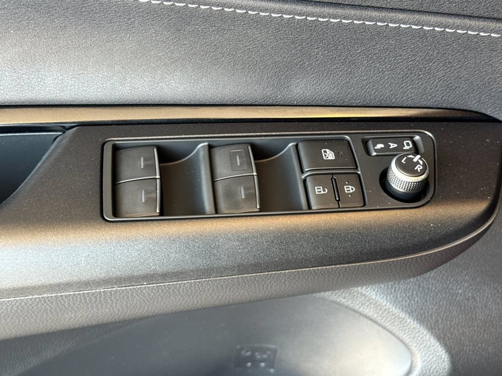 Used 2023 Toyota Venza LE AWD/4WD image 13