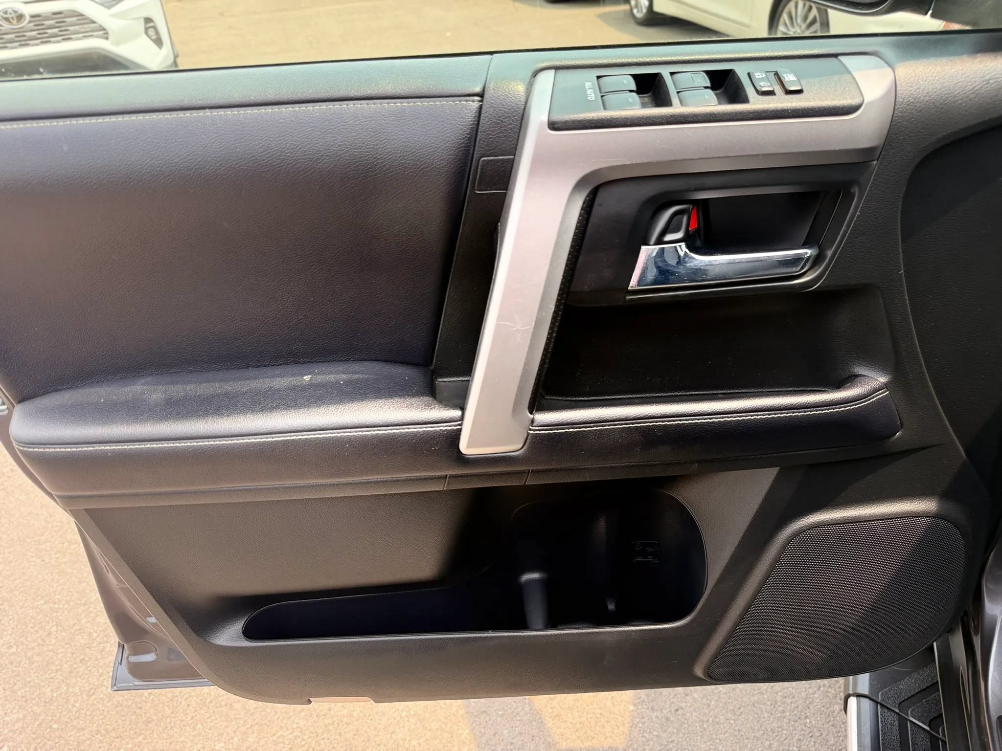 Used 2018 Toyota 4Runner SR5 AWD/4WD image 13