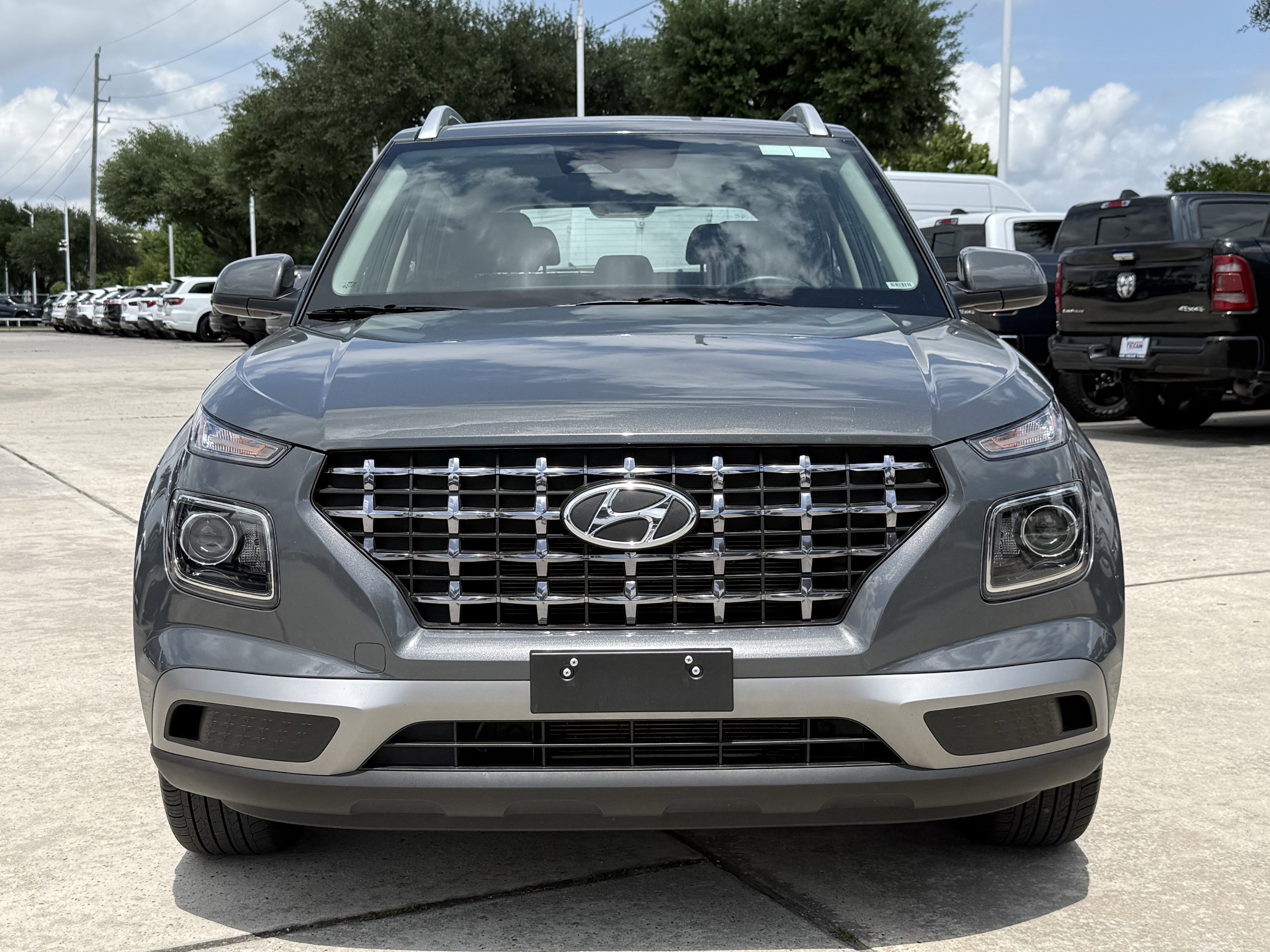 Used 2025 Hyundai Venue SEL FWD image 11