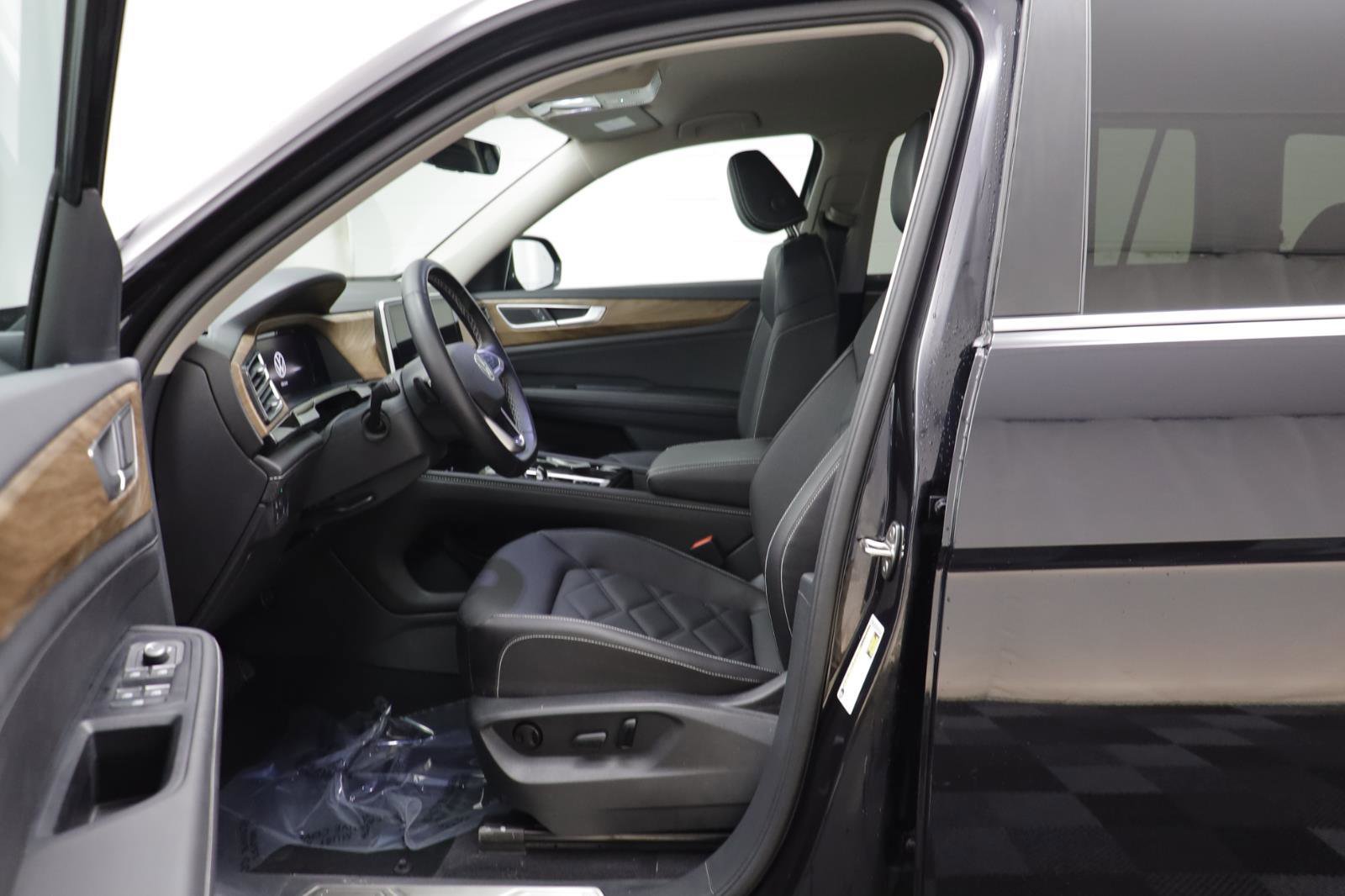 Used 2025 Volkswagen Atlas SE w/ Black Wheel Package image 5