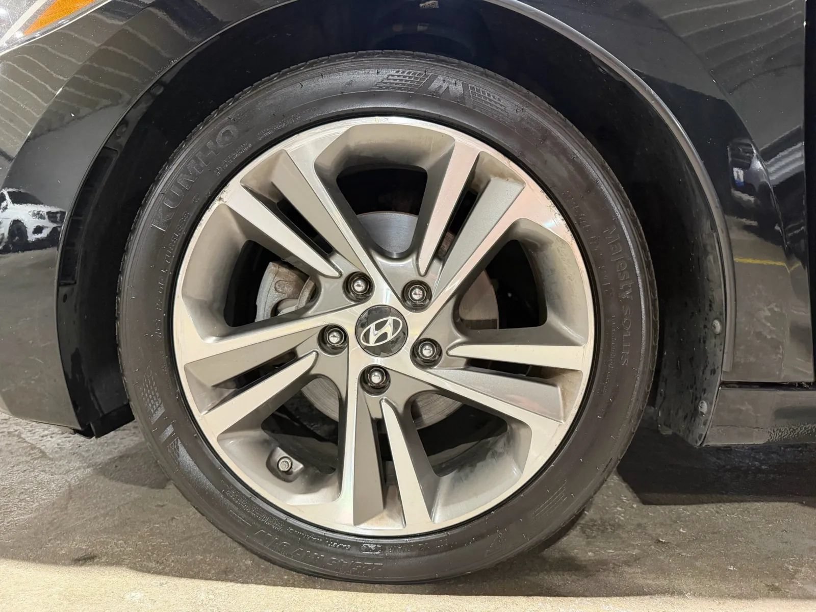 Used 2017 Hyundai Elantra Limited w/ Limited Tech Package 04 FWD image 18