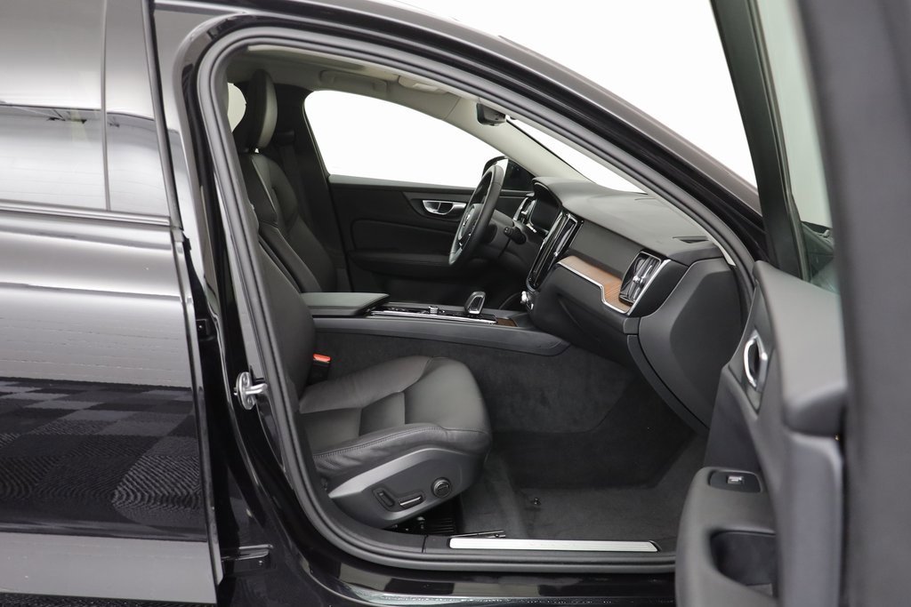 Used 2025 Volvo V60 B5 Cross Country Plus image 18