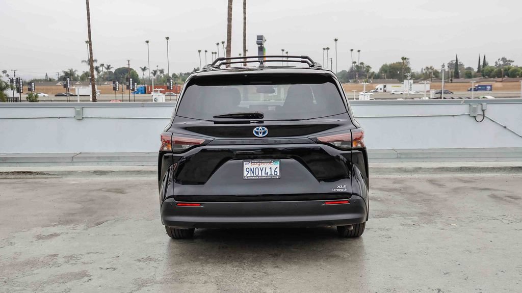 Used 2024 Toyota Sienna XLE w/ XLE Plus Package FWD image 8