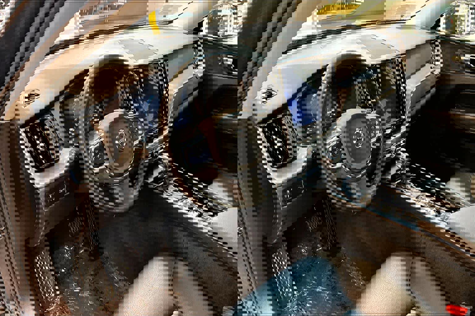 Used 2019 Volvo XC60 T6 Momentum w/ Premium Package image 16