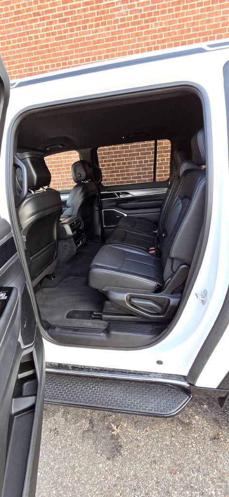 Used 2025 Jeep Wagoneer L Series II w/ 8-pass Seating Package image 10