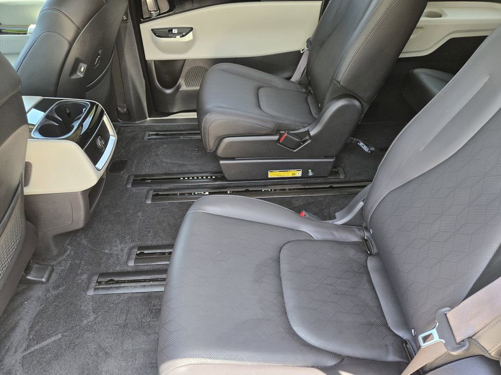 Used 2024 Kia Carnival EX FWD image 29