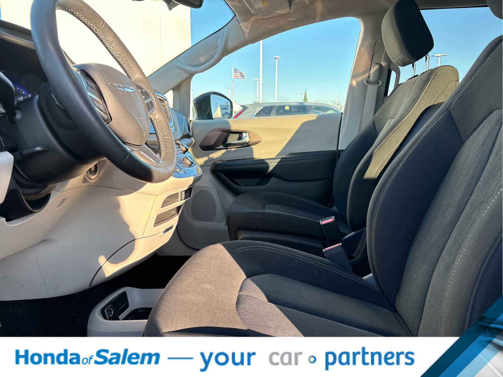 Used 2023 Chrysler Voyager LX image 2