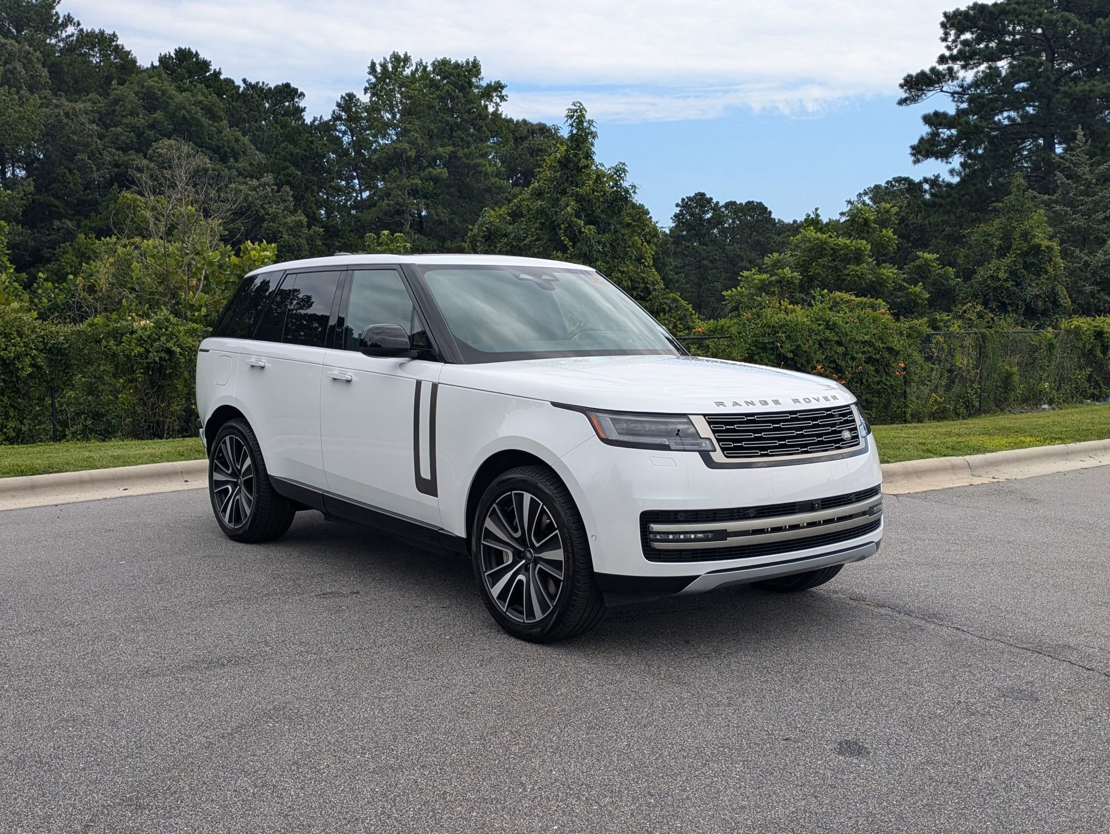 New 2025 Land Rover Range Rover SE image 3