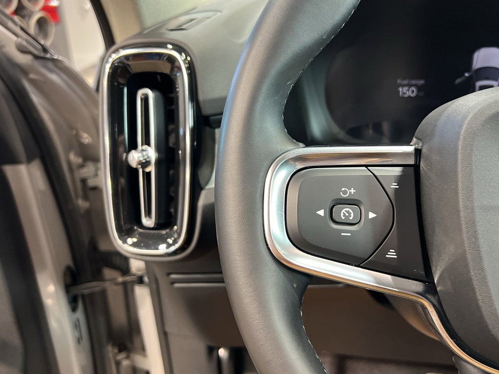 Used 2025 Volvo XC40 B5 Plus image 31