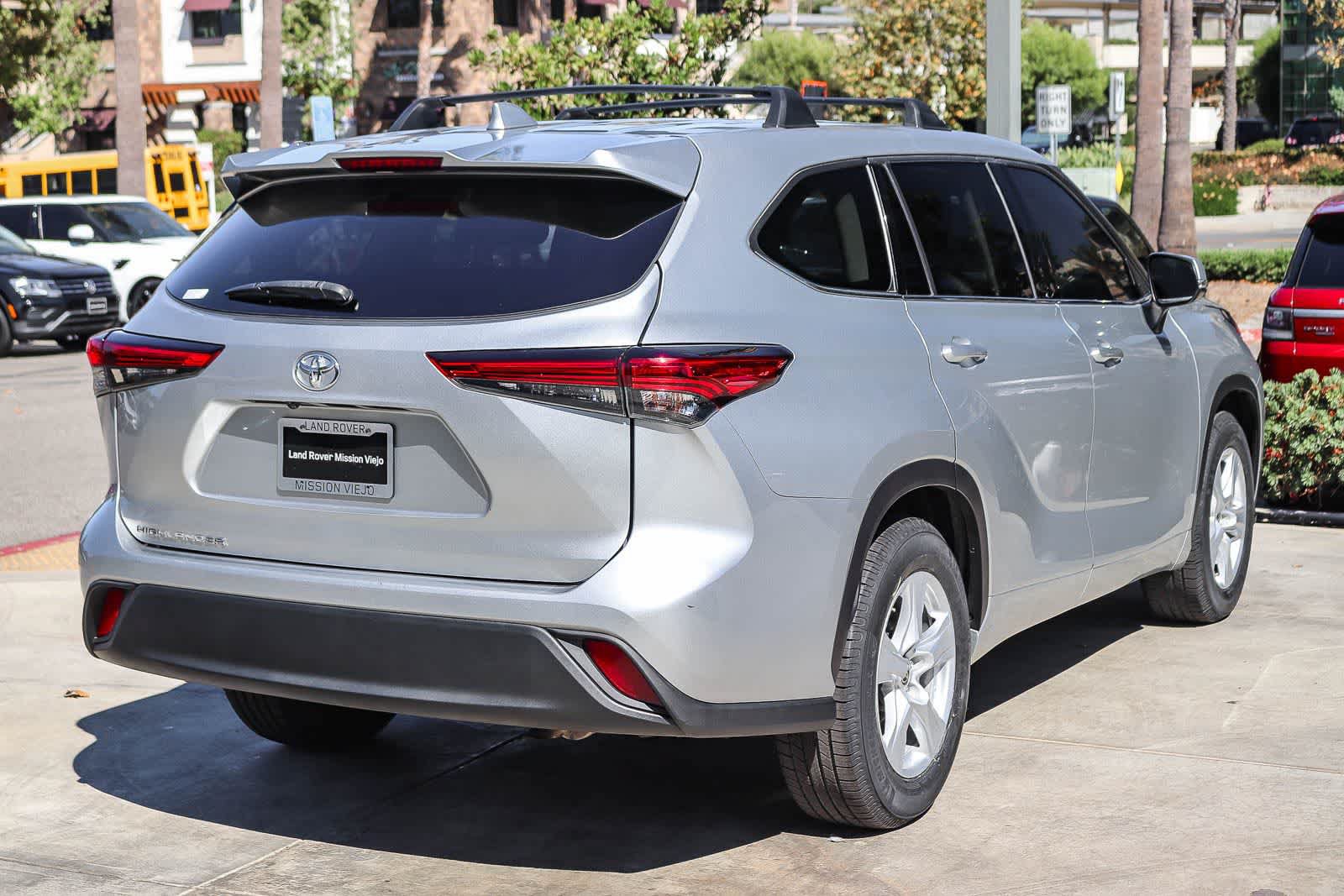 Used 2021 Toyota Highlander L FWD image 4