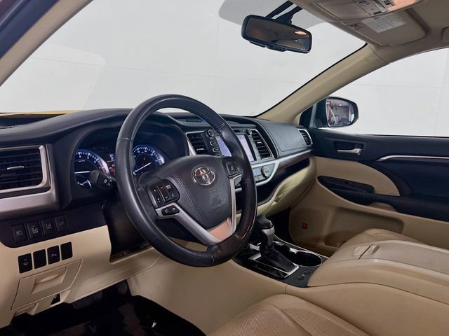 Used 2015 Toyota Highlander Limited w/ Driver Technology Package FWD image 10